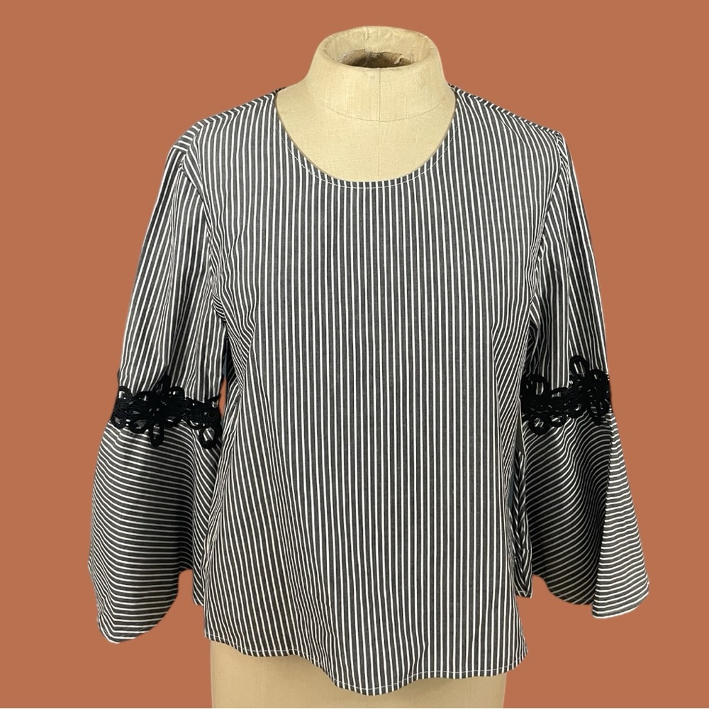 Passport Women’s Striped Blue And White Bell Sleeve Blouse Size M